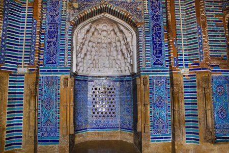 Téléchargez les photos : Mihrab à la mosquée de Thatta, Pakistan. Belle architecture intérieure orientale. - en image libre de droit