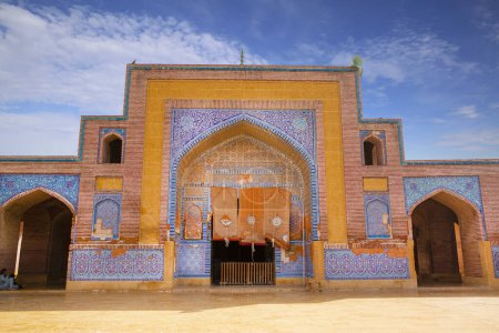 Téléchargez les photos : Mosquée Shah Jahan à Thatta, Pakistan. Belle architecture, couleurs jaune, bleu et orange. - en image libre de droit