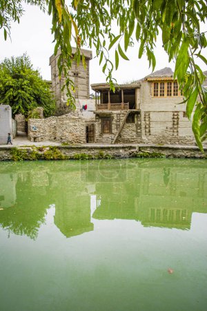 Prächtiges türkisgrünes Wasser im alten Ganish-Dorf in der Nähe von Karimabad, Pakistan. 