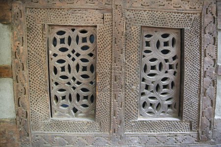 Alte, aus Holz geschnitzte Bauarchitektur im Ganish (Ganesh) Dorf in Pakistan. Schöne traditionelle Ornamente. 