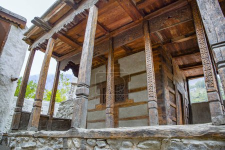 Ancienne architecture de bâtiments sculptés en bois dans le village de Ganish (Ganesh) au Pakistan. Beaux ornements traditionnels. 