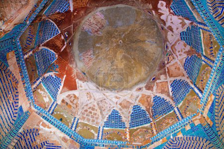 Téléchargez les photos : Nécropole Makli, plafond avec ornement mosaïque coloré à l'intérieur du mausolée, belle architecture islamique funéraire au Pakistan. - en image libre de droit