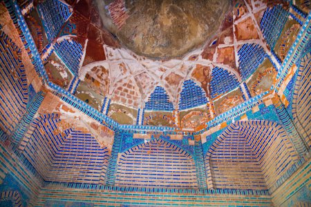 Téléchargez les photos : Nécropole Makli, plafond avec ornement mosaïque coloré à l'intérieur du mausolée, belle architecture islamique funéraire au Pakistan. - en image libre de droit