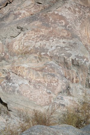 Prähistorische Felszeichnungen im Hunza-Tal, heiliger Fels von Hunza, Felszeichnungen in Gilgit Baltistan, Pakistan. 