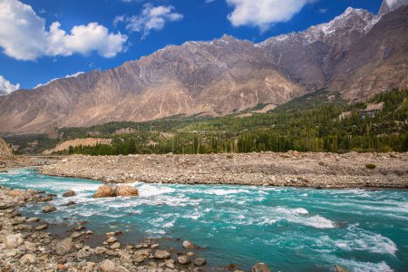 Río Nagar y hermoso paisaje de montañas en Nagar, Gilgit jalá, Pakistán. 