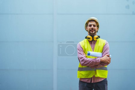 Téléchargez les photos : Portrait d'ingénieur avec casque de sécurité devant le bâtiment - en image libre de droit