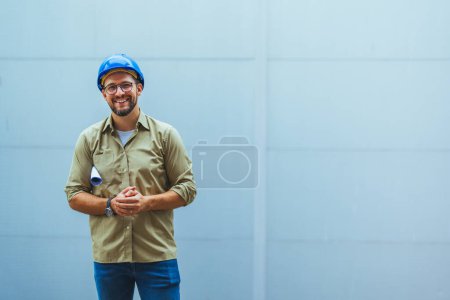Téléchargez les photos : Portrait d'ingénieur avec casque de sécurité devant le bâtiment - en image libre de droit