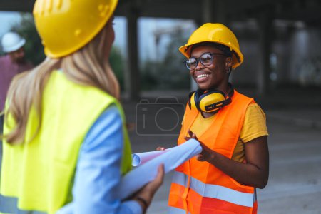 Foto de Mujer ingeniera y trabajadora en obra - Imagen libre de derechos