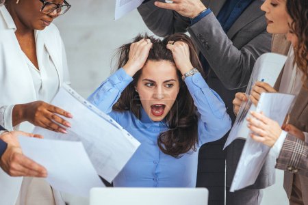 Téléchargez les photos : Stressée femme d'affaires accablée se sent fatiguée lors de la réunion d'entreprise, épuisée patronne souffrant de maux de tête toucher les temples à la séance d'information de l'équipe, stress au travail ou concept de migraine - en image libre de droit