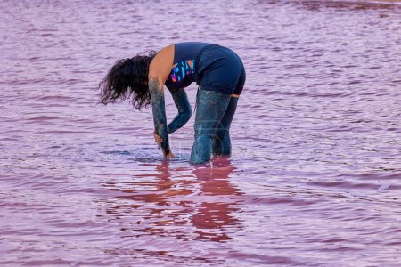 Téléchargez les photos : Sel et mousse sur un rivage dans un magnifique lac salé avec de l'eau de couleur rose. Lac rose de Torrevieja. Espagne. - en image libre de droit