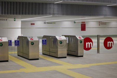 Téléchargez les photos : Hall de la station de métro avec tourniquets. Pas de peuple. - en image libre de droit