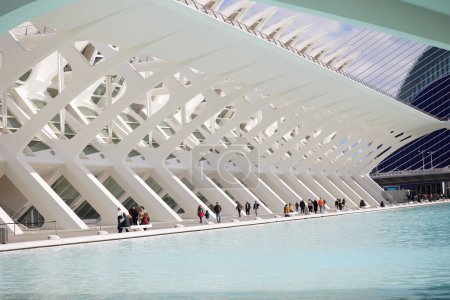 Téléchargez les photos : Ville des Arts et des Sciences. Un bâtiment blanc futuriste au bord de l'eau. Valence. Espagne. - en image libre de droit