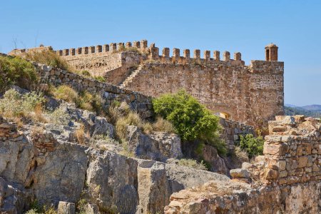 Antigua fortaleza de piedra del Castillo de Sagunto en la cima de la montaña. España.