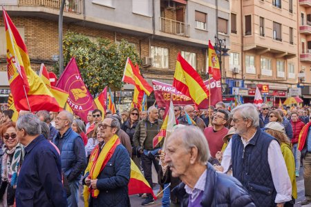 Foto de Valencia, España - 25 de noviembre de 2023: Manifestación masiva de protesta contra la política de Pedro Sánchez - Imagen libre de derechos