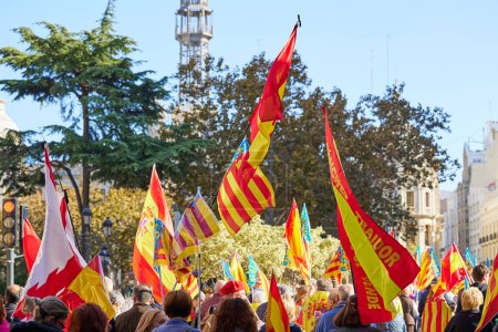 Téléchargez les photos : Valence, Espagne - 25 novembre 2023 : Manifestation de masse contre la politique de Pedro Sanchez - en image libre de droit