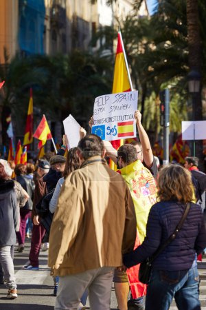 Foto de Valencia, España - 25 de noviembre de 2023: Manifestación masiva de protesta contra la política de Pedro Sánchez - Imagen libre de derechos