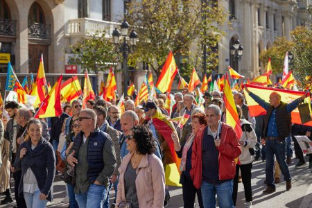 Téléchargez les photos : Valence, Espagne - 25 novembre 2023 : Manifestation de masse contre la politique de Pedro Sanchez - en image libre de droit