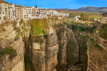 Téléchargez les photos : Ronda, Espagne - 06 janvier 2024 : Vue imprenable sur le canyon de Ronda et le célèbre village d'Andalousie, Espagne. - en image libre de droit