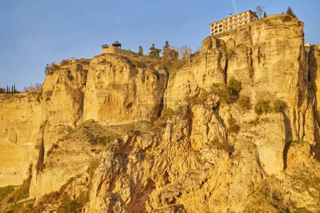 Téléchargez les photos : Le village de Ronda au sommet des falaises dans les rayons du soleil couchant. Andalousie, Espagne. - en image libre de droit