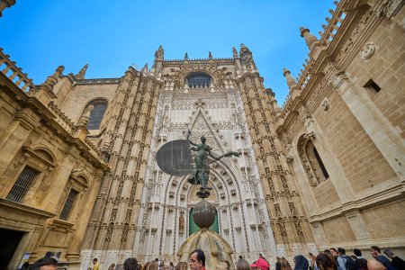 Téléchargez les photos : Porte du Prince avec statue du Giraldillo, Cathédrale de Séville. Sevilla, Espagne - 04 janvier 2024. - en image libre de droit