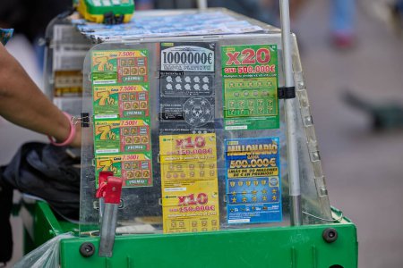 Téléchargez les photos : Un stand de rue pour vendre des coupons de loterie de l'organisation nationale espagnole pour les aveugles avec le logo de l'organisation "Once". Valence, Espagne - 16 mars 2024. - en image libre de droit
