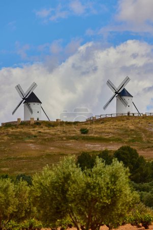 Viejos molinos de viento en la cima de la colina en España. Tierra de los Gigantes e Historias de Don Quijote.