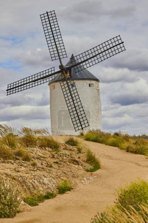 Antiguo molino de viento en la cima de la colina en Consuegra Village. Tierra de los Gigantes e Historias de Don Quijote.