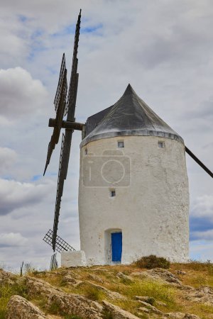 Alte Windmühle auf dem Hügel im Dorf Consuegra. Land der Giganten und Don-Quichote-Geschichten.