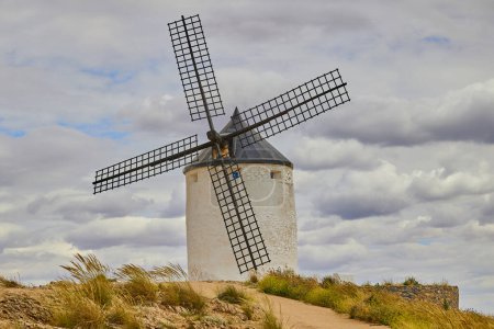 Alte Windmühle auf dem Hügel im Dorf Consuegra. Land der Giganten und Don-Quichote-Geschichten.
