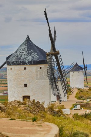 Viejos molinos de viento en la cima de la colina en Consuegra Village. Tierra de los Gigantes e Historias de Don Quijote.