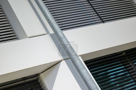 Foto de Detalle arquitectónico de cerca de un marco de ventana de metal equipado con persianas venecianas o de Louvre - Imagen libre de derechos