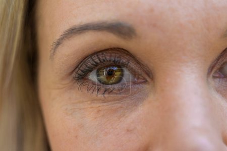 Téléchargez les photos : Close up cropped shot of the eye of a blond woman - en image libre de droit