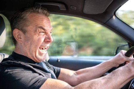 Foto de Sorprendido hombre asustado gritando y frenando justo antes de un accidente - Imagen libre de derechos