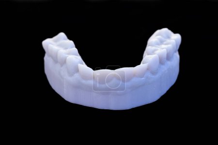 Foto de Primer plano de un modelo dental azul colocado sobre un fondo negro - Imagen libre de derechos