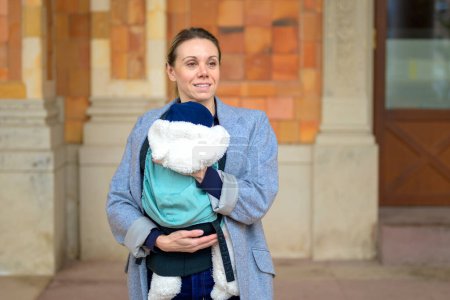Téléchargez les photos : Bonne mère à terme dans la quarantaine tenant son nouveau-né et souriant sur le côté extérieur - en image libre de droit