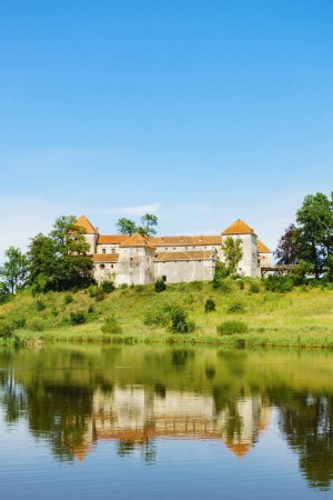 Foto de Castillo de Svirzh reflejado en el agua del lago. Región de Lviv, Ucrania - Imagen libre de derechos
