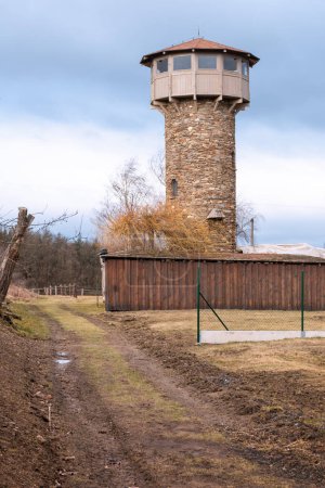 Torre de vigilancia La torre de observación de Kovka y el museo del herrero se encuentran en el borde del pueblo de Morave en la región de Bohemia del Sur. Desde 1945, esta es solo la tercera torre de observación de piedra de nueva construcción en la República Checa.