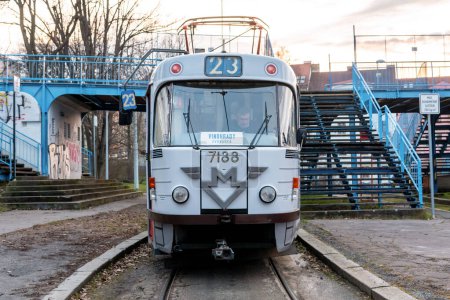 Téléchargez les photos : La commémoration de 50 ans depuis le début de l'exploitation du métro dans notre métropole est symbolisée par un nouvel autocollant commémorant la voiture de métro ES sur le tram T3 7188. - en image libre de droit