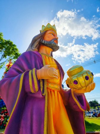 Foto de Panamá, Parque San Félix, 24 de diciembre de 2022, estatua de Melchor uno de los tres reyes que trajo regalos a Jesús - Imagen libre de derechos