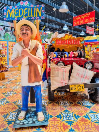 Téléchargez les photos : Colombie, Medellin, 5 juin 2023, boutique de souvenirs avec statue de fermier - en image libre de droit