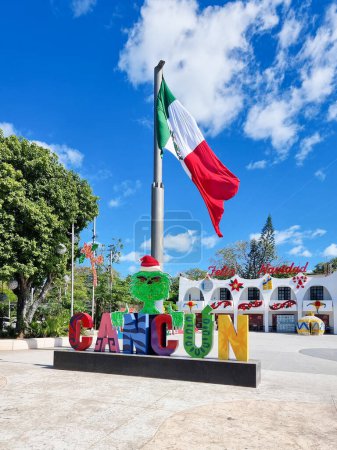 Foto de México, Cancún, 2 de enero de 2024, señal de bienvenida con el Grinch y la bandera - Imagen libre de derechos