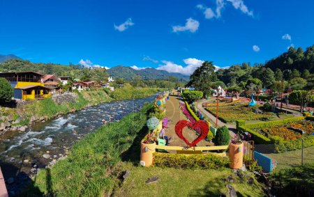 Téléchargez les photos : Panama, Boquete, 15 janvier 2024, vue panoramique sur la rivière Caldera et le parc des expositions floral par une journée ensoleillée - en image libre de droit