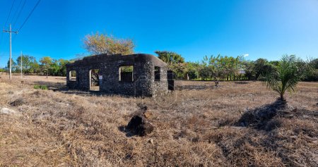 Panama, Boquete, verlassenes Haus aus schwarzem Backstein, aus vulkanischem Material