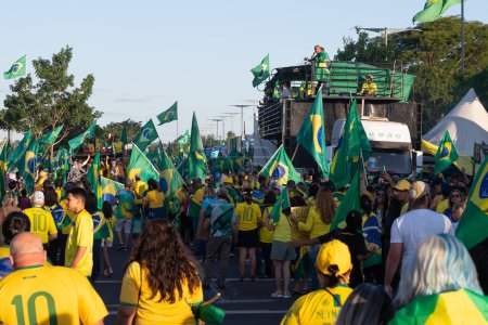 Foto de Campo Grande, MS, Brasil - 06 de noviembre de 2022: manifestantes brasileños en las calles pidiendo intervención federal contra las elecciones de Lula. Avenida Duque de Caxias, frente a la OCM, zona militar. - Imagen libre de derechos