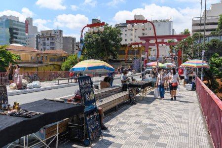 Foto de Sao Paulo, SP, Brasil - 31 de diciembre de 2022: vista de Liberdade, un barrio de temática japonesa, en el viaducto de la calle Galvao Bueno. - Imagen libre de derechos