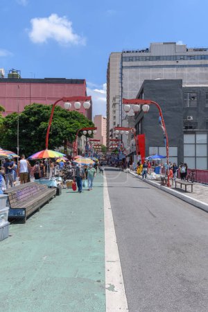 Foto de Sao Paulo, SP, Brasil - 31 de diciembre de 2022: vista de Liberdade, un barrio de temática japonesa, en el viaducto de la calle Galvao Bueno. - Imagen libre de derechos