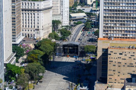 Foto de Vista de la región del Valle de Anhangabau, centro de Sao Paulo en el centro histórico. Lugar urbano con algunos árboles alrededor de e edificios altos. - Imagen libre de derechos
