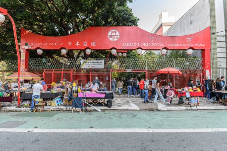 Foto de Sao Paulo, SP, Brasil - 08 de junio de 2023: vista de la fachada del Jardín Oriental en el barrio de Liberdade, en la calle Galvao Bueno. Destino turístico de Liberdade. - Imagen libre de derechos