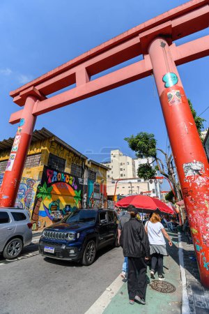 Foto de Sao Paulo, SP, Brasil - 08 de junio de 2023: Puerta Torii japonesa del barrio de Liberdade. - Imagen libre de derechos