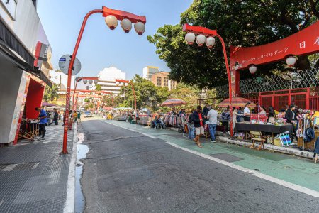 Foto de Sao Paulo, SP, Brasil - 08 de junio de 2023: vista de la principal calle de temática oriental en el barrio de Liberdade, en la calle Galvao Bueno. Destino turístico de Liberdade. - Imagen libre de derechos